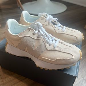 New Balance Woman’s 327 size 8